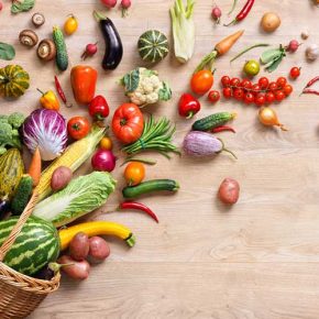 مقاله برخی بر این باورند که مصرف میوه ها در رژیم ممنوع است، این در حالی است که میوه ها از جمله غذاهای آزاد در رژیم دکتر کرمانی محسوب می شوند.