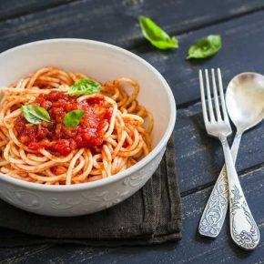 مقاله یکی از انواع پاستا‌ها، پاستا با سس گوجه‌فرنگی است.