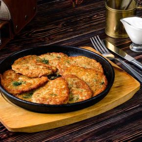 مقاله پنکیک سیب زمینی یک غذای به صرفه اما بسیار مغذی است که در بیشتر نقاط مختلف جهان با کمی تغییر در مواد اولیه آن سرو می‌شود.