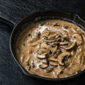 مقاله بیف استراگانف یک غذای اصالتا روسی است که با یک سس مخصوص سرو می‌شود.